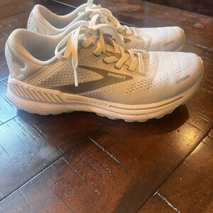 Brooks Adrenaline GTS White Running Shoes